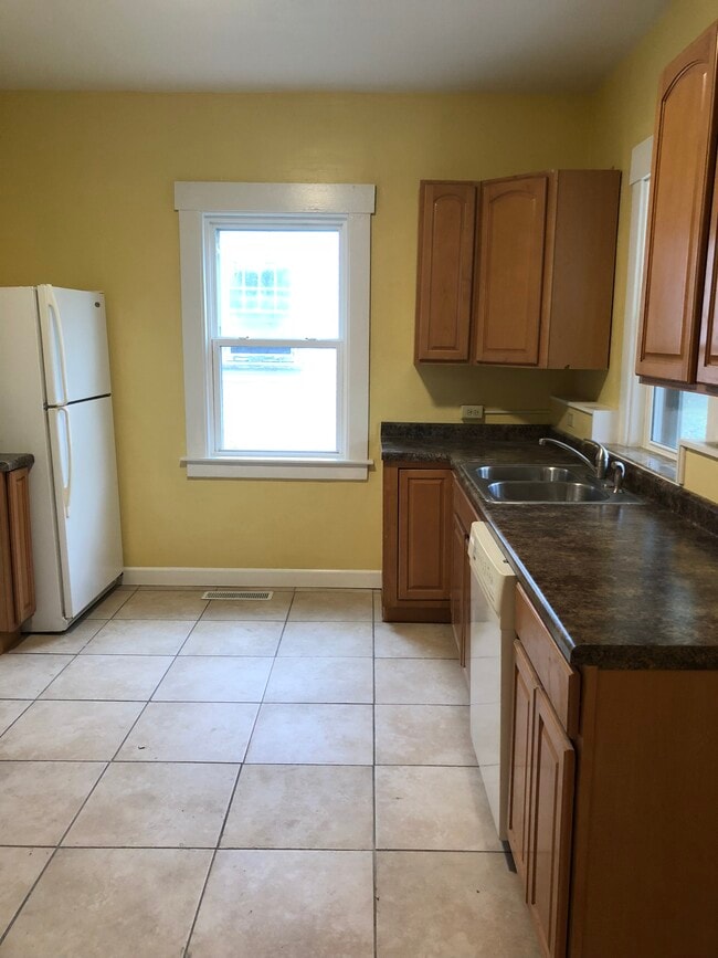 Building Photo - 235 S 6th St