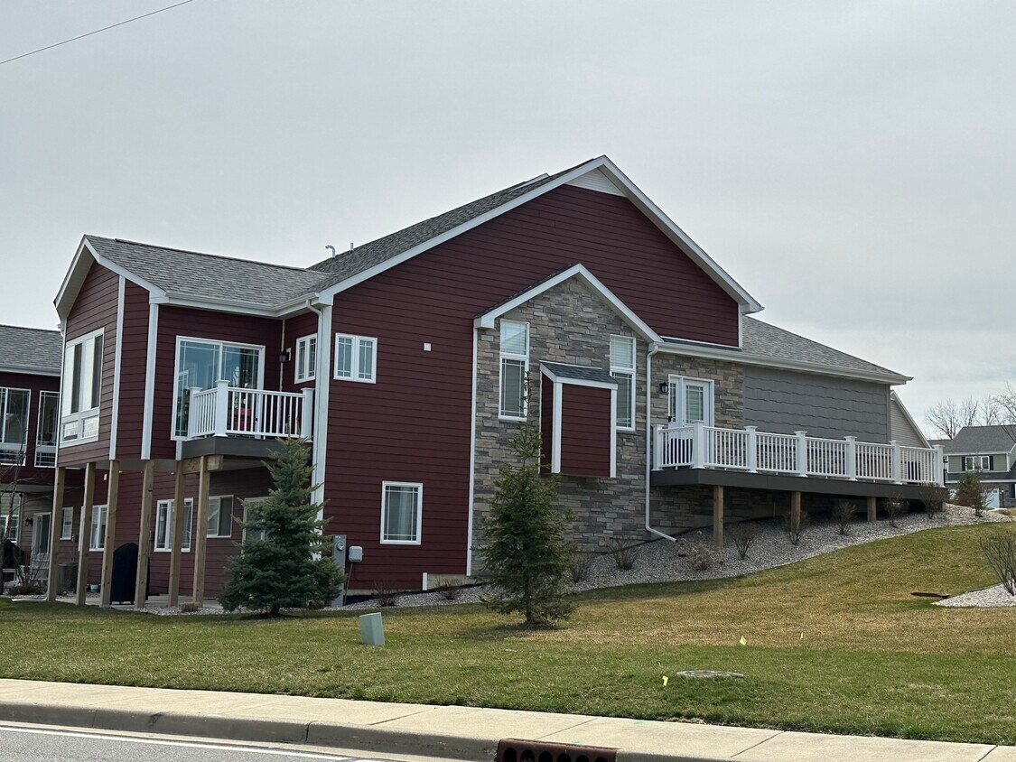 Side entry view. - 614 Goldeneye Cir