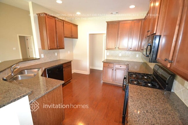 Building Photo - 427 Sweetwater Bridge Cir