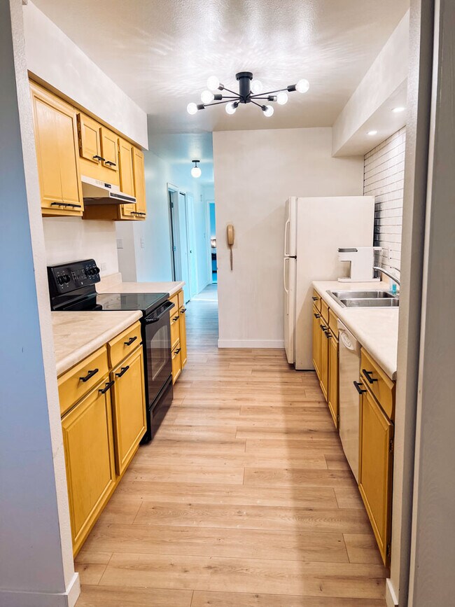 Kitchen - 448 Lakewood Cir