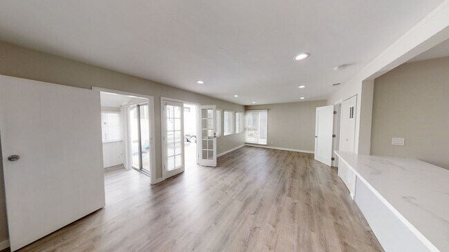 Foto del edificio - Remodeled 4BD/3BA, Detached Bedroom!