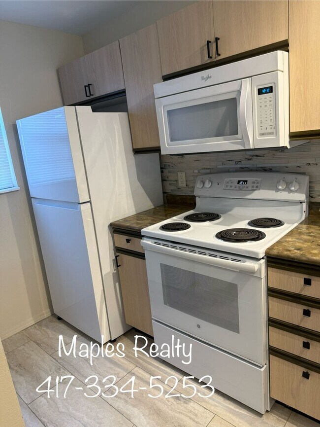Foto del edificio - 1 BEDROOM / 1 BATHROOM GARDEN LEVEL CONDO