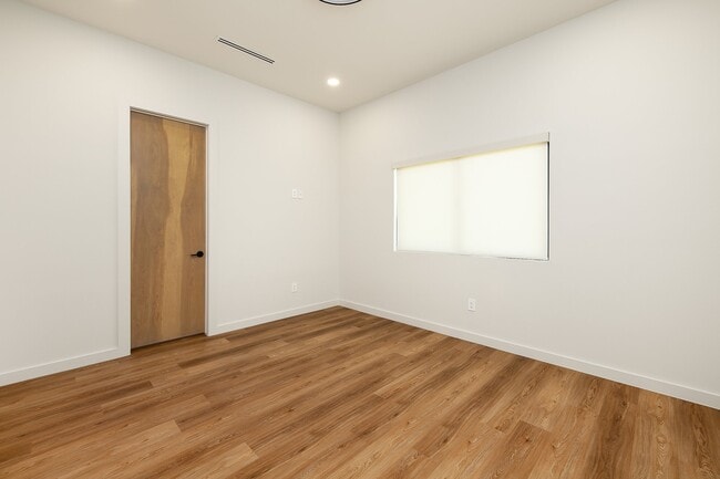 Foto del edificio - 709 Juniper Cir