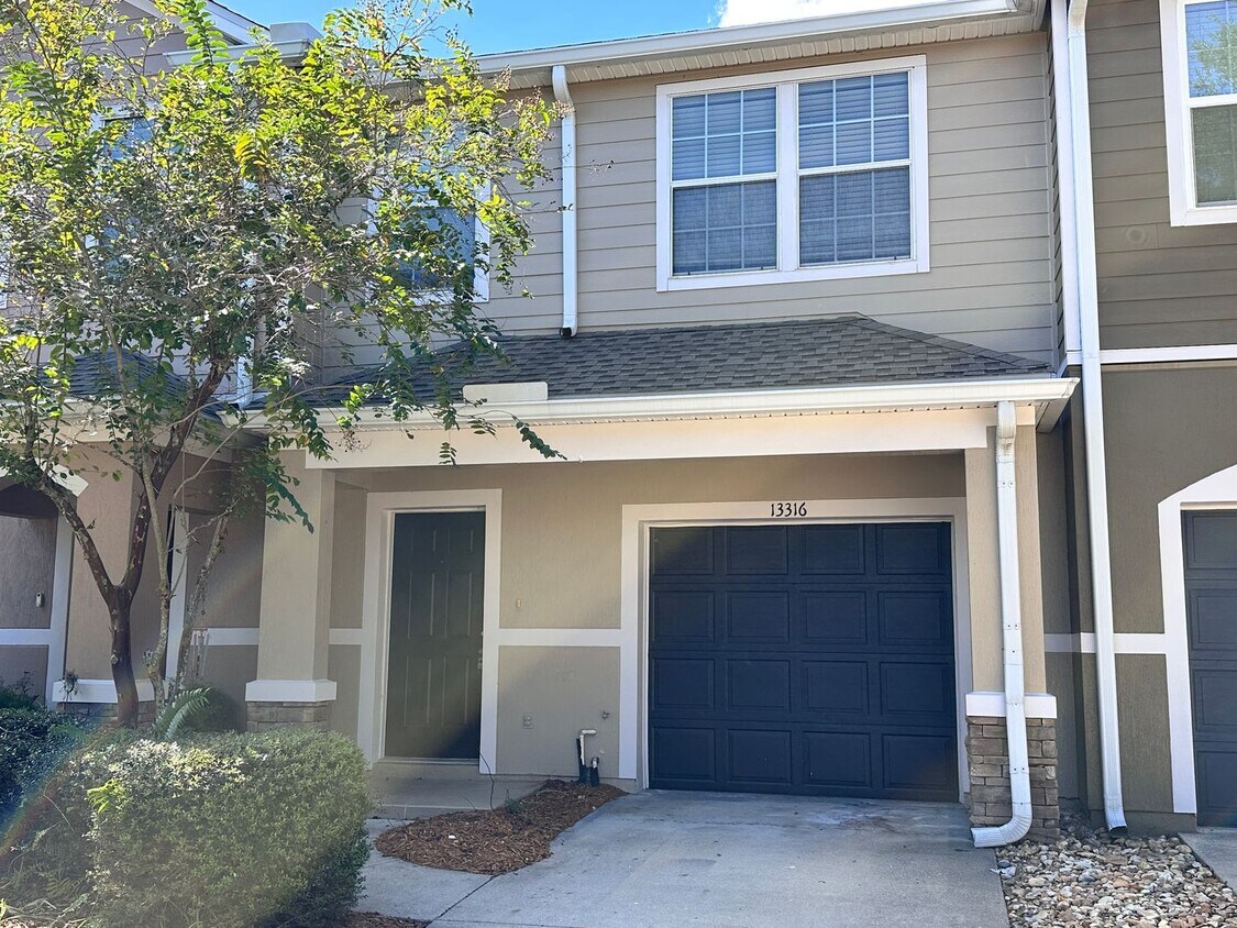 Foto principal - Immaculate 3/2.5 Townhome in Bartram Park-...