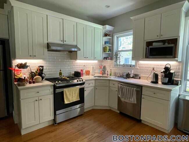 Building Photo - 164 Hyde Park Ave