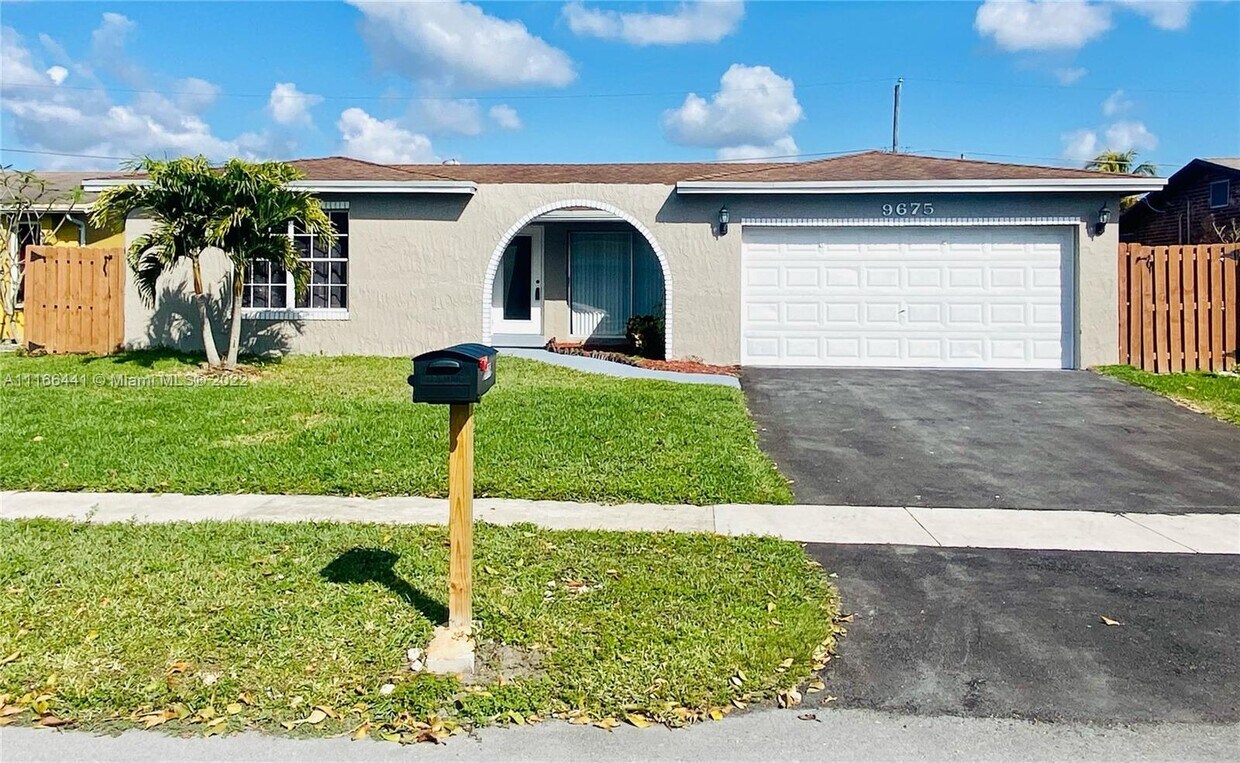 Foto principal - 9675 NW 19th Pl