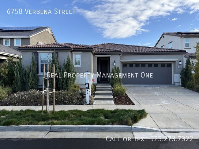 Building Photo - Gorgeous 4 Bedroom, 3 1/2 Bath Single Leve...