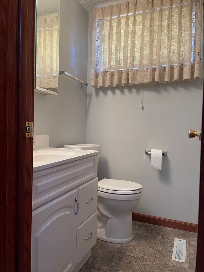 Building Photo - Cute & Retro 3 Bedroom Home in Midtown w/ Garage!
