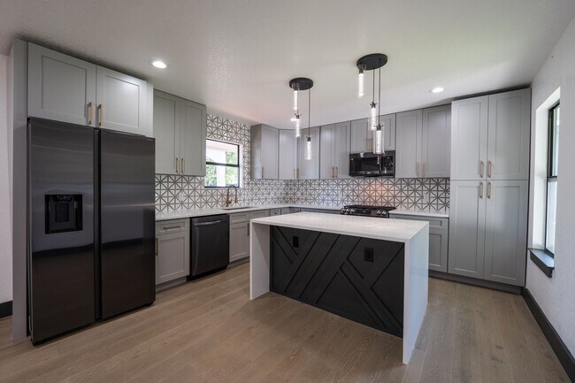 Foto del edificio - Updated 4 Bed 3 Bath Home with Pool in Northwood Estates