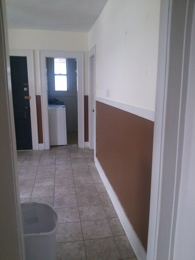 Kitchen hall - 552 Park Ave