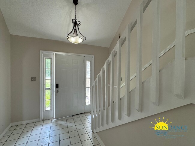 Foto del edificio - Charming 4-Bedroom Home in Parkwood Place,...