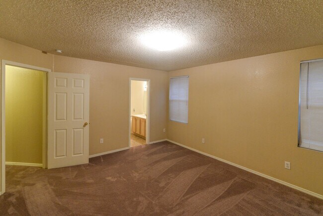 Building Photo - Super home in Lancaster!