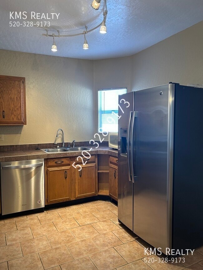Building Photo - 3 Bedroom 2 Bath-3419 E Glenn Unit 3-OWNER...