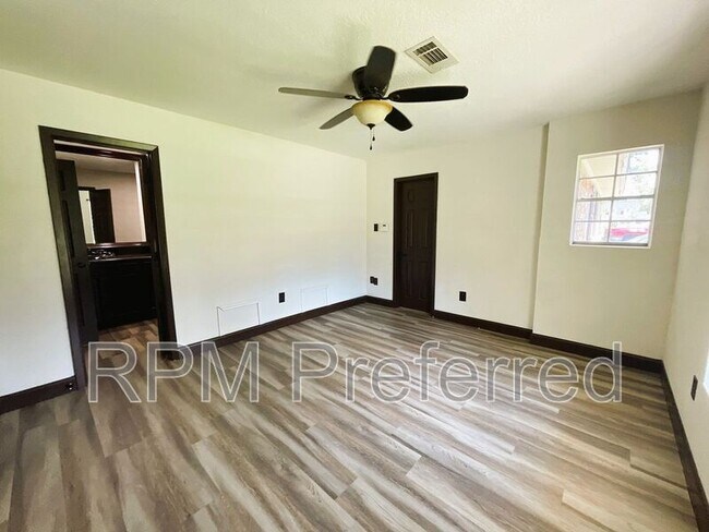 Foto del edificio - 3112 Timber Ln