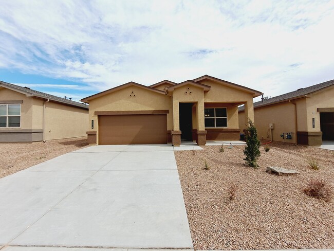 Building Photo - 3 bed 2 bath home in Huning Ranch!