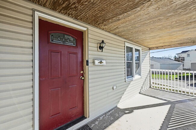 Foto del edificio - Updated 3 Bed 1 Bath with Two Car Garage