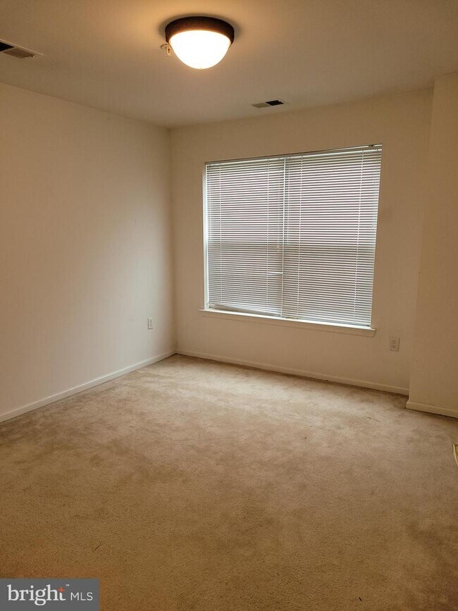Building Photo - 102 Lionheart Ln