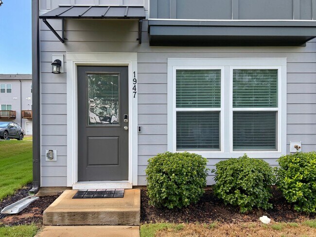 Foto del edificio - Fully Furnished 2BR/3.5BA Townhome with Garage — Minutes from Downtown Raleigh