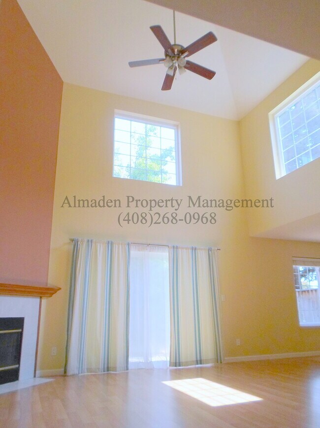 Foto del edificio - Great Location! Two Story Townhome in Berr...