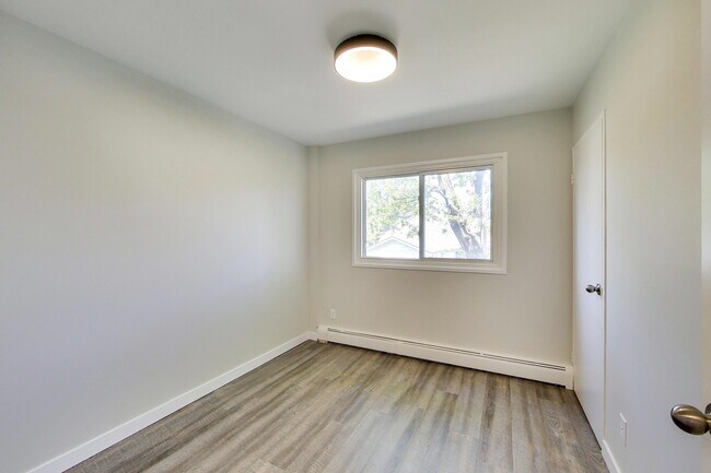 Building Photo - Freshly Renovated 2 Bedroom 1 Bathroom Apartment!
