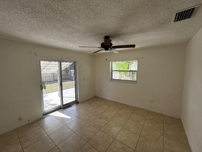 Foto del edificio - 626 W Mango St