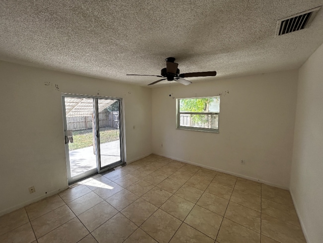 Building Photo - 626 W Mango St