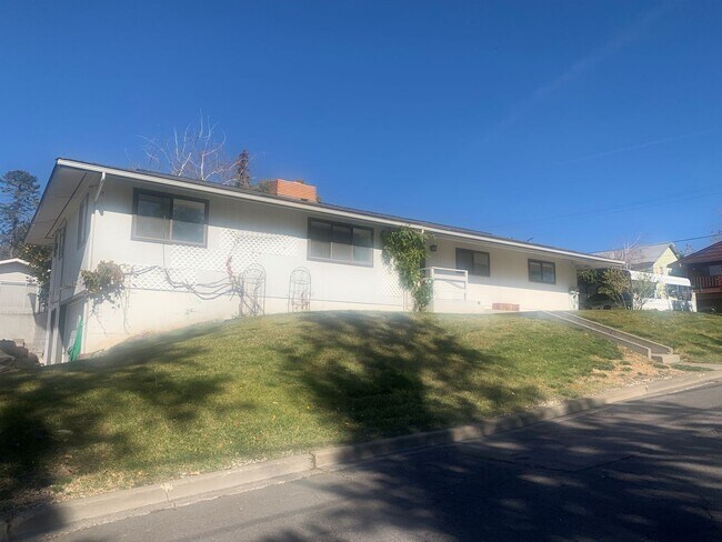 Building Photo - 146 Hillside Ave