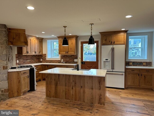 Foto del edificio - 857 River Rd