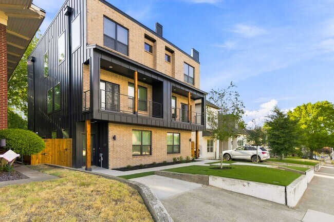 Building Photo - 2554 S University Dr