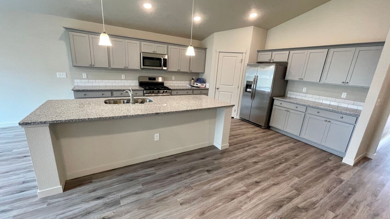 Primary Photo - $2,199.00 / Large 4 bed 2 bath / 3 car gar...