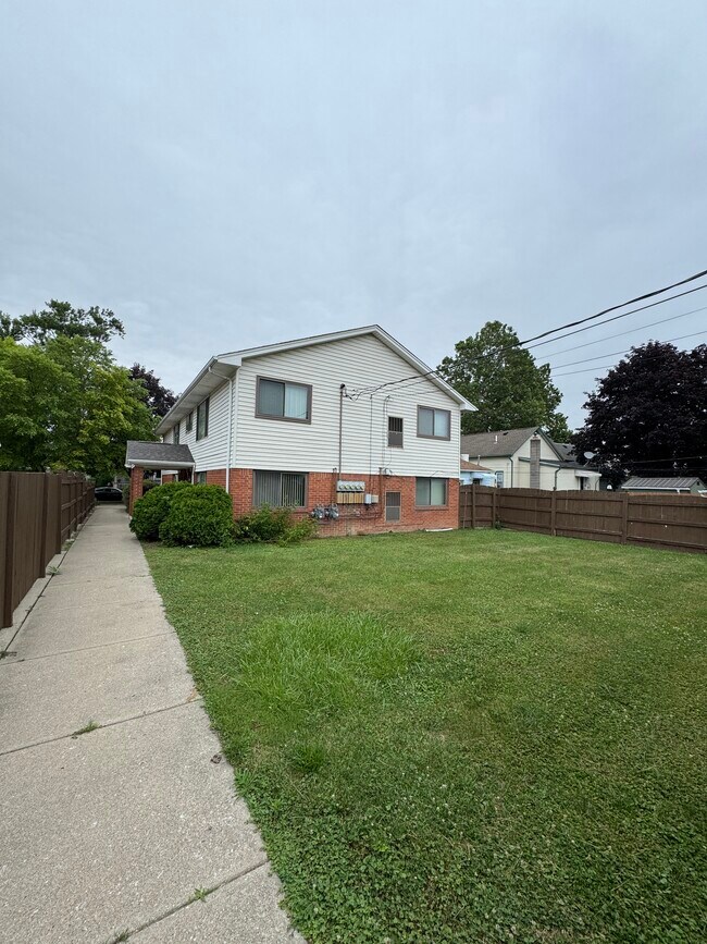 Foto del edificio - 1155 Maple St