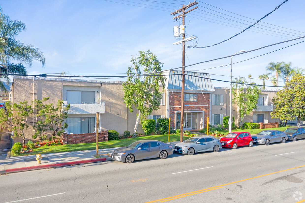 Foto principal - Tarzana West Apartments