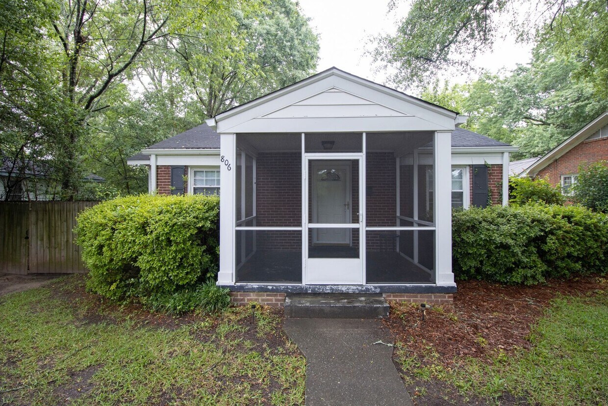Primary Photo - 2-bedroom, 1-bathroom brick bungalow in Ro...