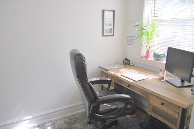 Den / Office - 1506 W Thomas St