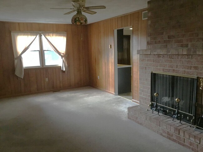 Building Photo - ENJOY THE COMFORTS OF ONE-FLOOR LIVING!