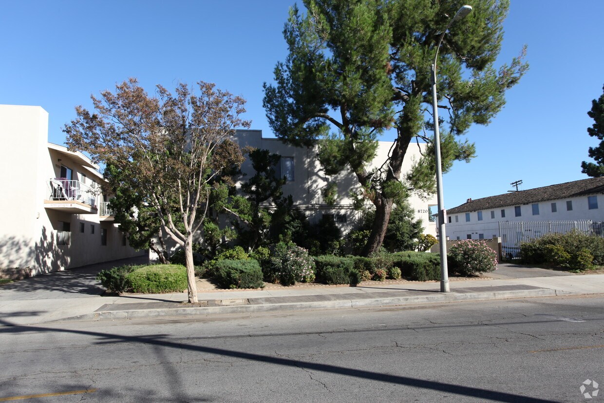 Foto del edificio - 8720 Owensmouth Ave