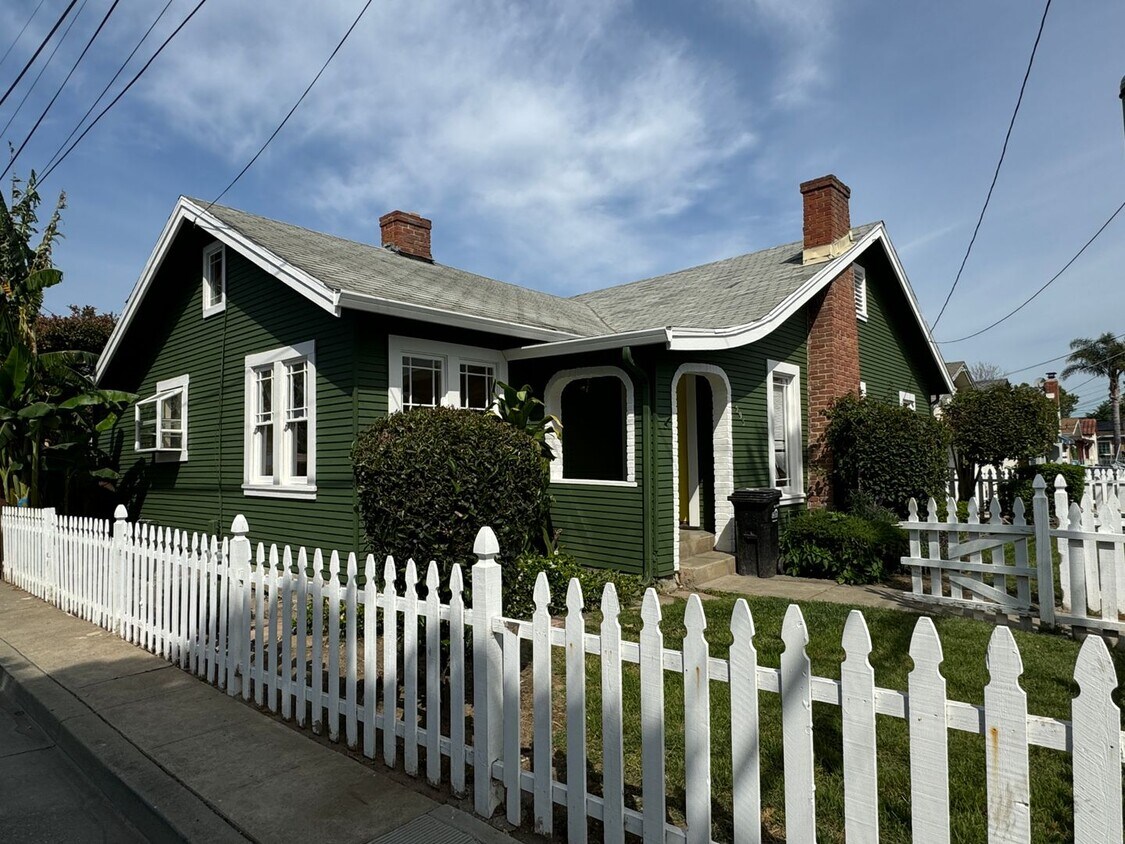 Primary Photo - Nice 3 Bedroom/1.5 Bath Downtown Home with...