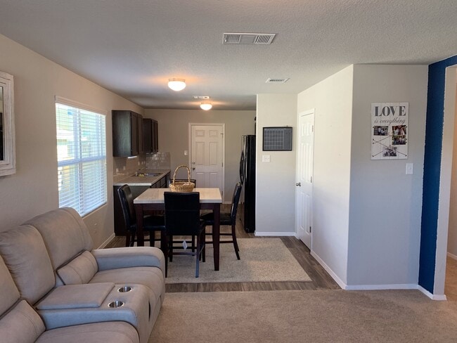 Building Photo - CUTE ONE STORY HOME FEATURING 3 BEDROOMS /...