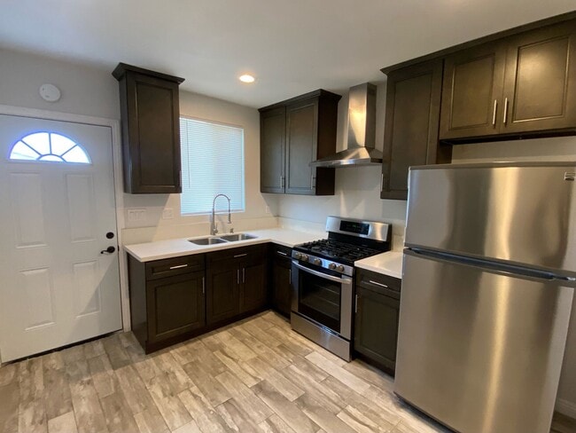 Building Photo - Charming one bedroom, one bath - back unit...