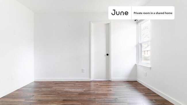 Building Photo - Private bedroom in 3 bed/2 bath Home