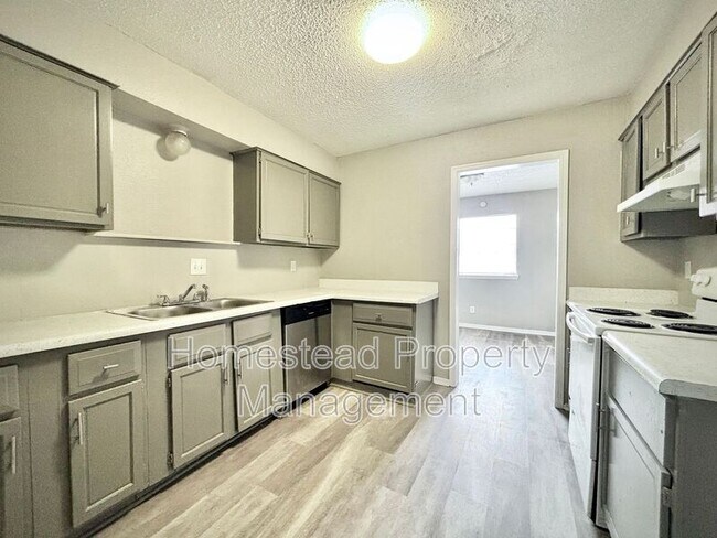 Building Photo - 8400 Candlewood Dr