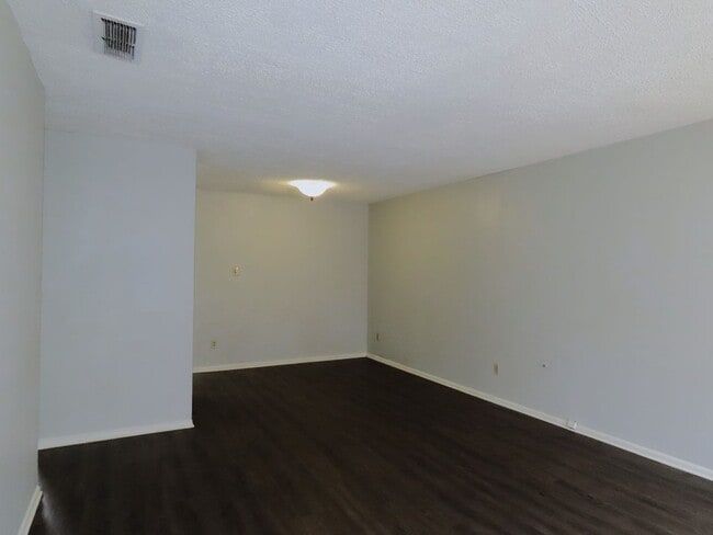 Building Photo - Updated 3 Bedroom, 1-1/2 Bath Home in Tyler!