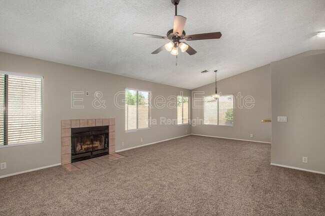 Foto del edificio - 10015 N 66th Dr