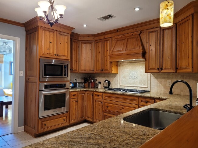 Building Photo - 1675 Edinburgh Ave