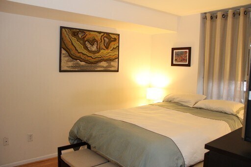 Building Photo - Beautifully Renovated 1BR Condo With Balco...