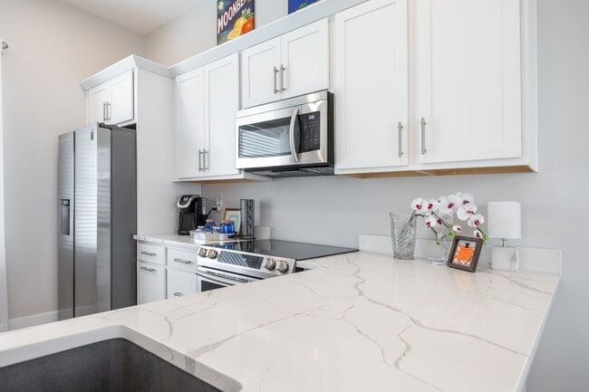 Foto del edificio - Flexible Lease Lengths! Furnished Southside Townhome