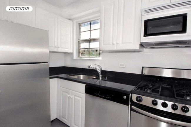 Building Photo - 230 E 79th St