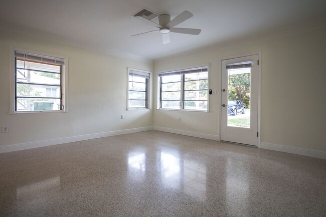 Foto del edificio - Annual  2 bed/1 bath house available $2,40...