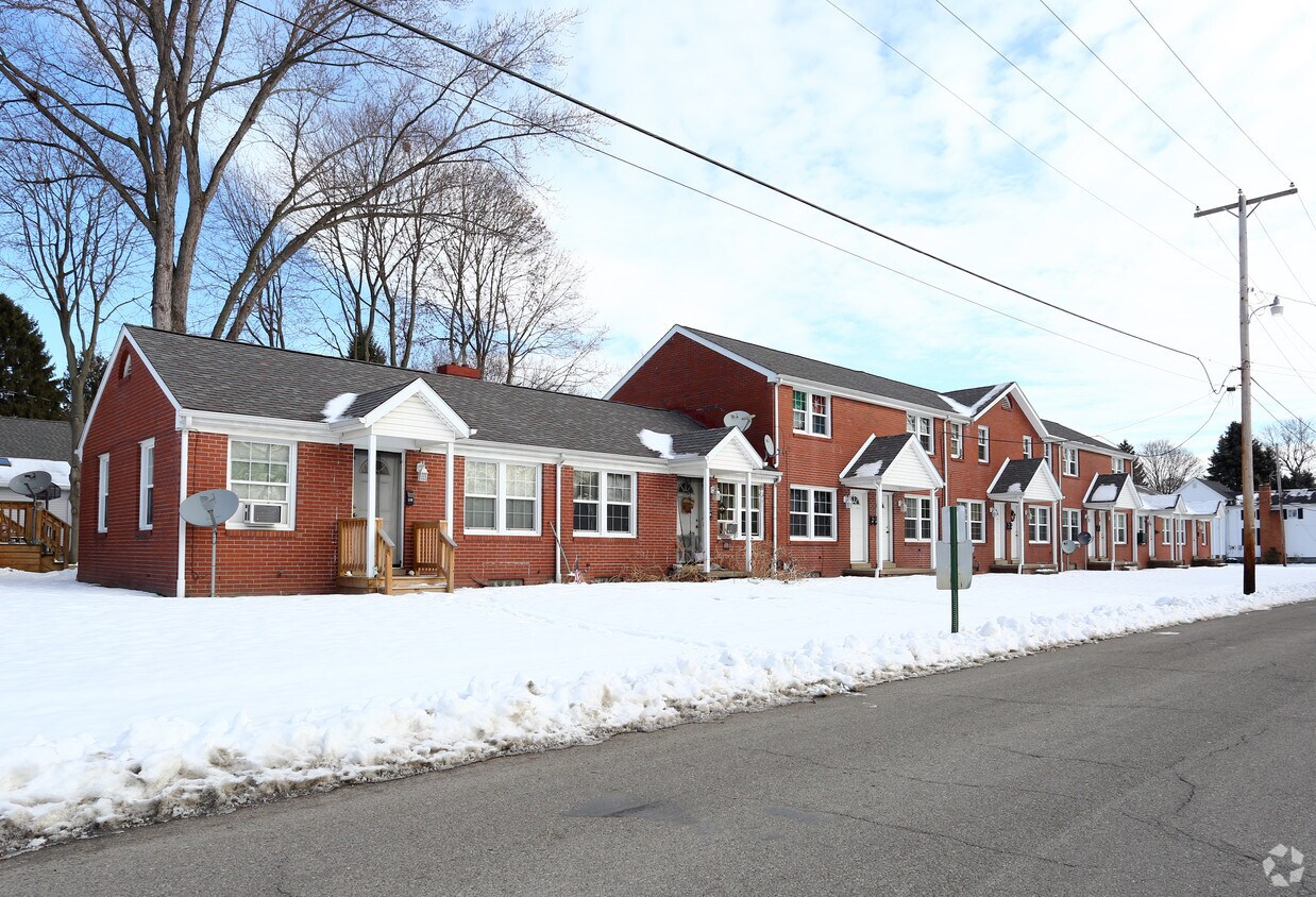112 W Park Ave, Hubbard, OH 44425 Apartments in Hubbard, OH