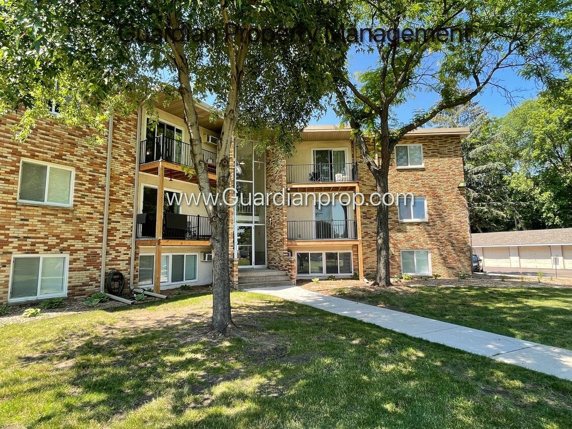 Primary Photo - Champlin 2nd Floor Renovated Apartment, Di...